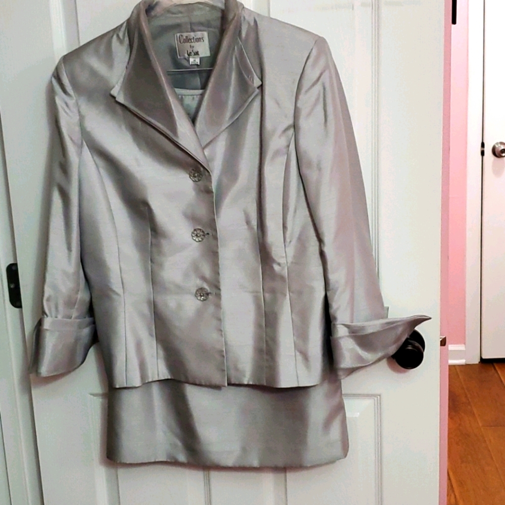Skirt suit